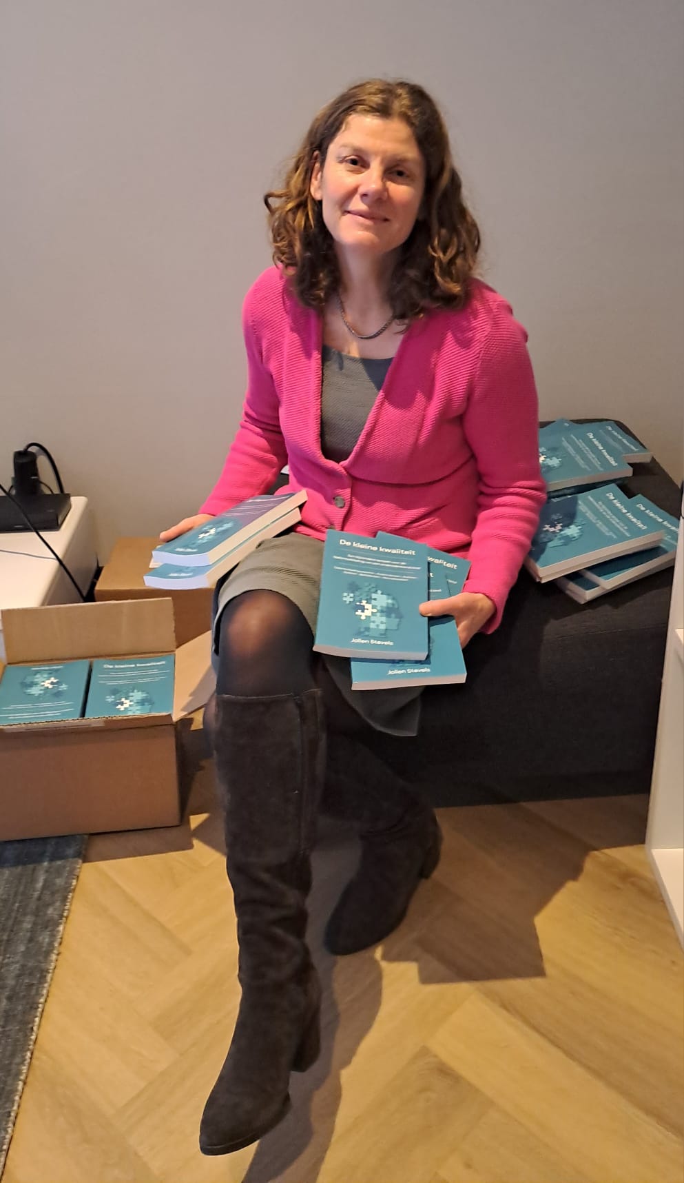 Jolien Stevels met haar boek De kleine kwaliteit