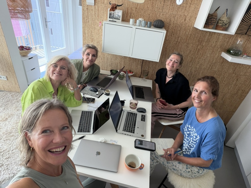Kleine groep ondernemers tijdens de AI-dag in Amsterdam