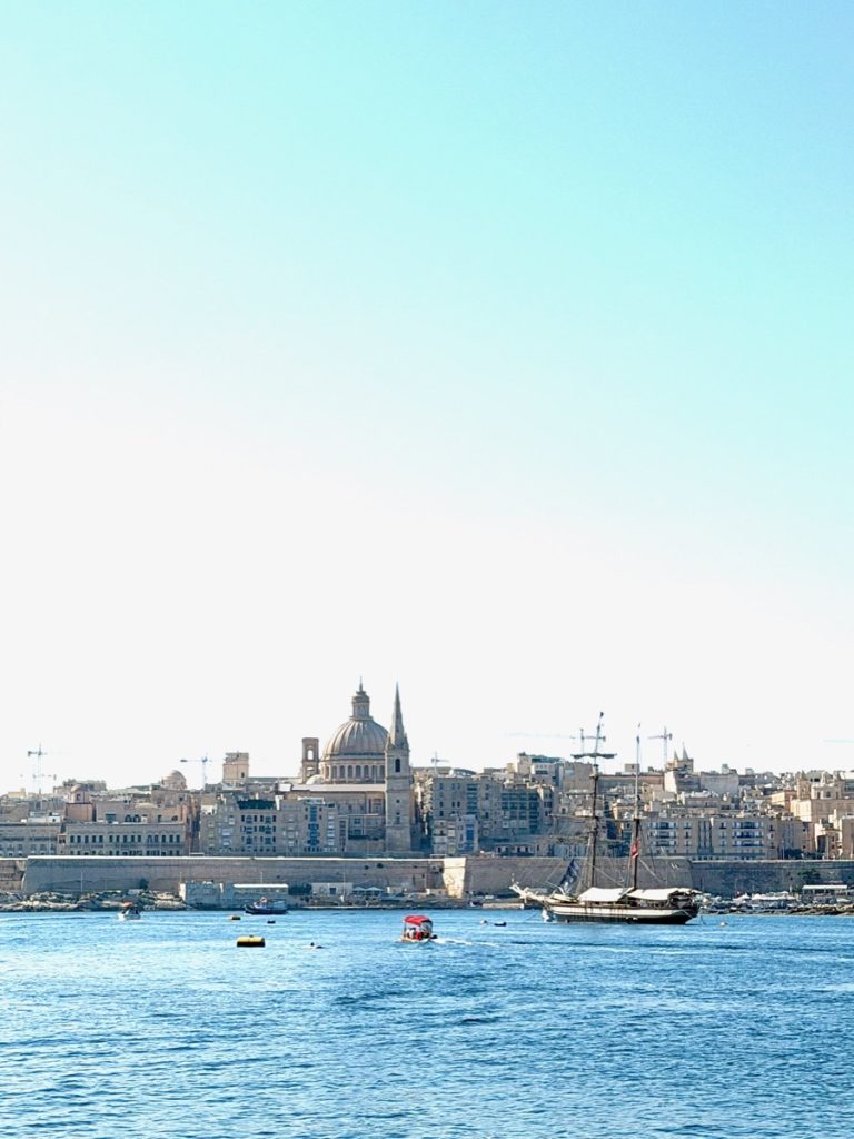 Skyline van Valletta in Malta vanaf zee