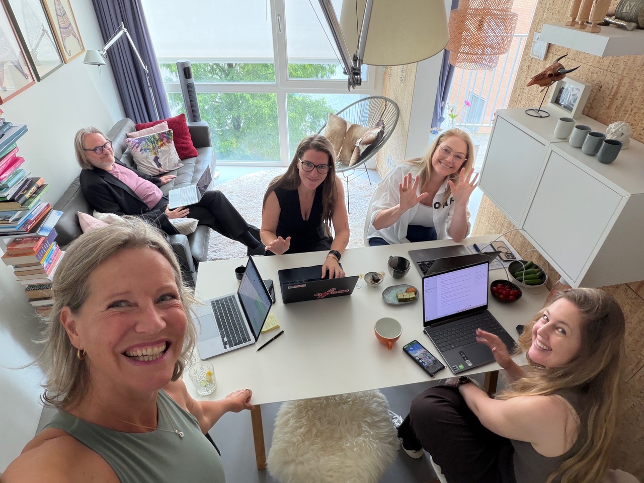 Entrepreneurs working together during a hands-on AI day with Esther Jacobs