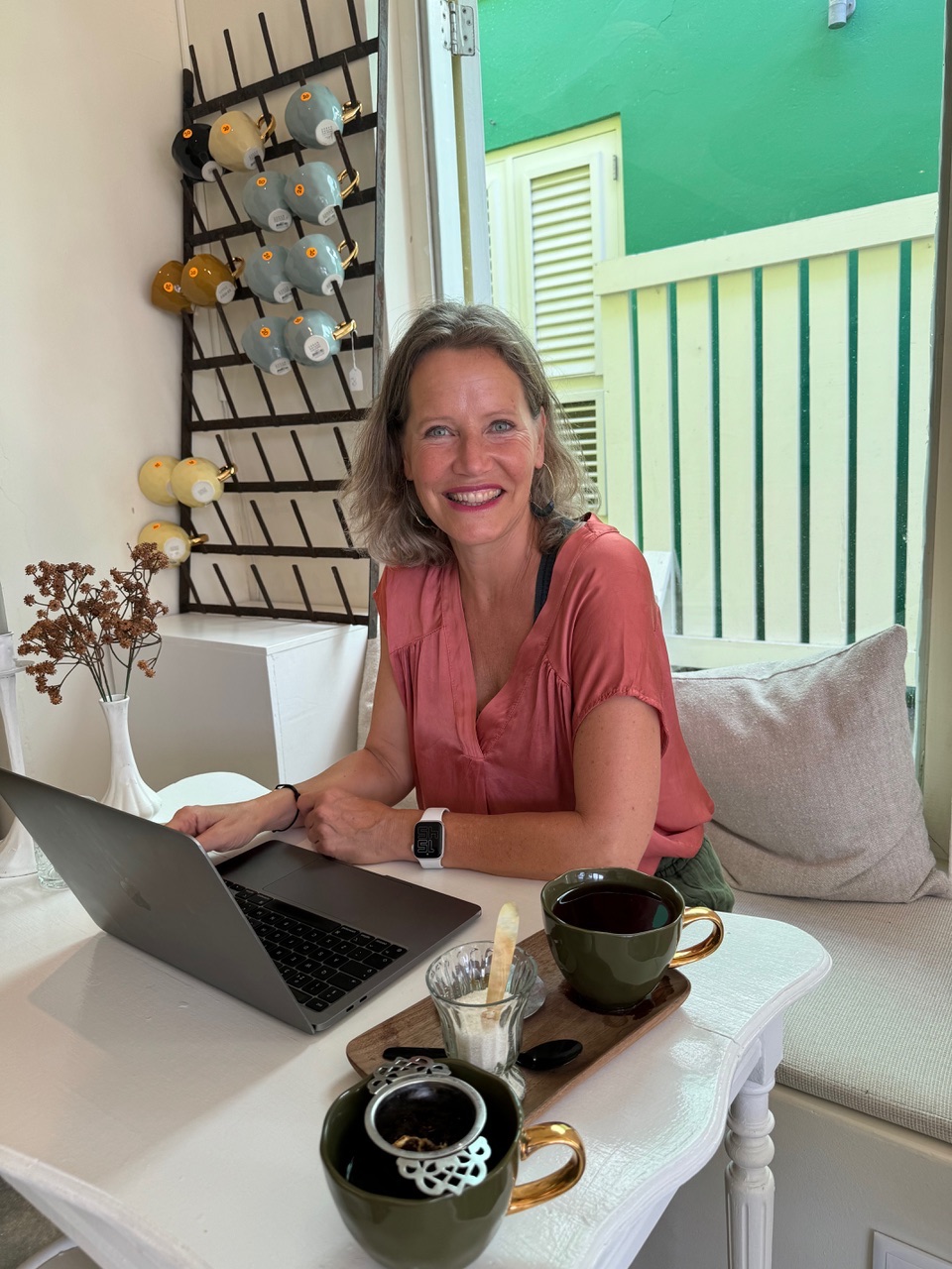 Esther Jacobs werkt met AI achter haar laptop