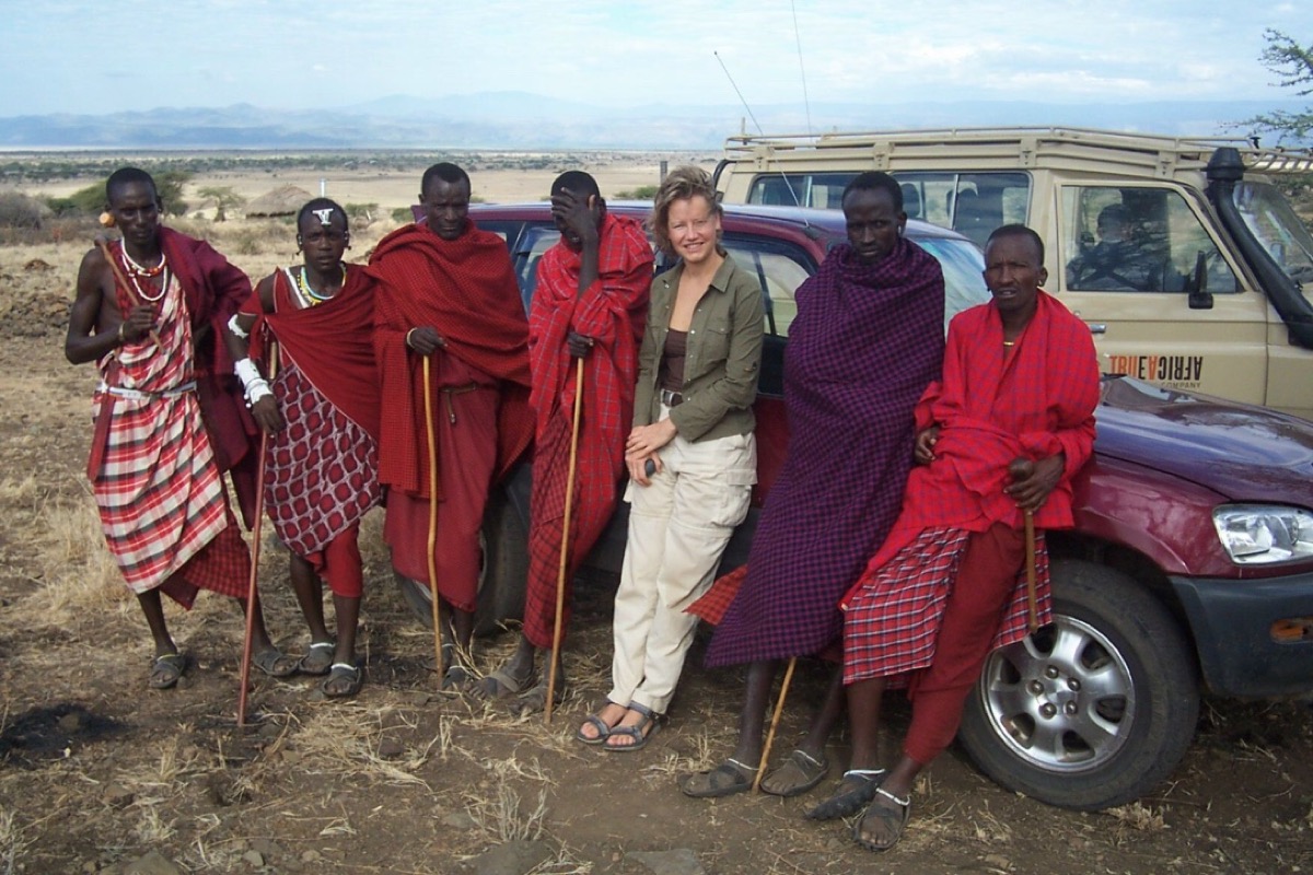 Esther Jacobs met Masai tijdens een reis door Kenia