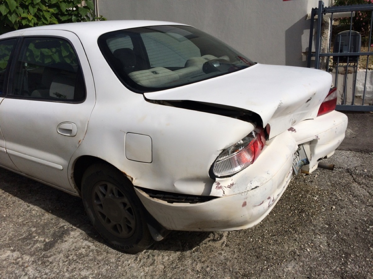 Beschadigde auto na het ongeluk van Esther Jacobs op Curaçao