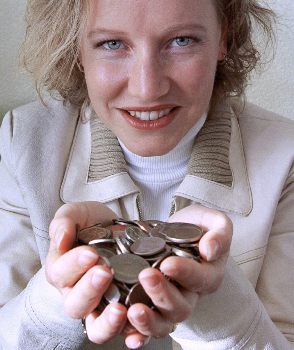 Esther Jacobs met buitenlandse muntjes voor Coins for Care