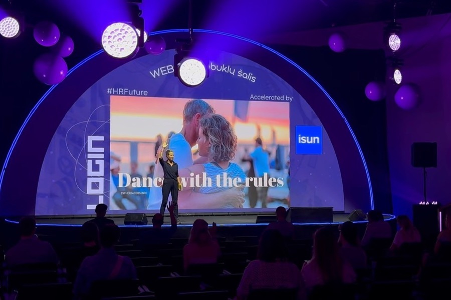 Esther Jacobs spreekt voor publiek met Dance with the rules op het scherm
