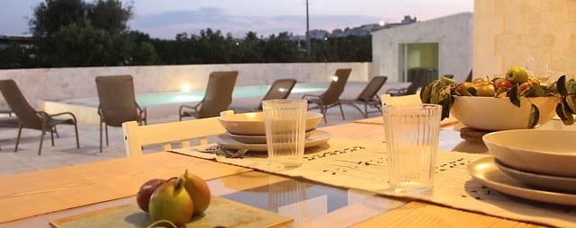 Gedekte tafel op het terras bij het zwembad van de schrijversvilla in Puglia