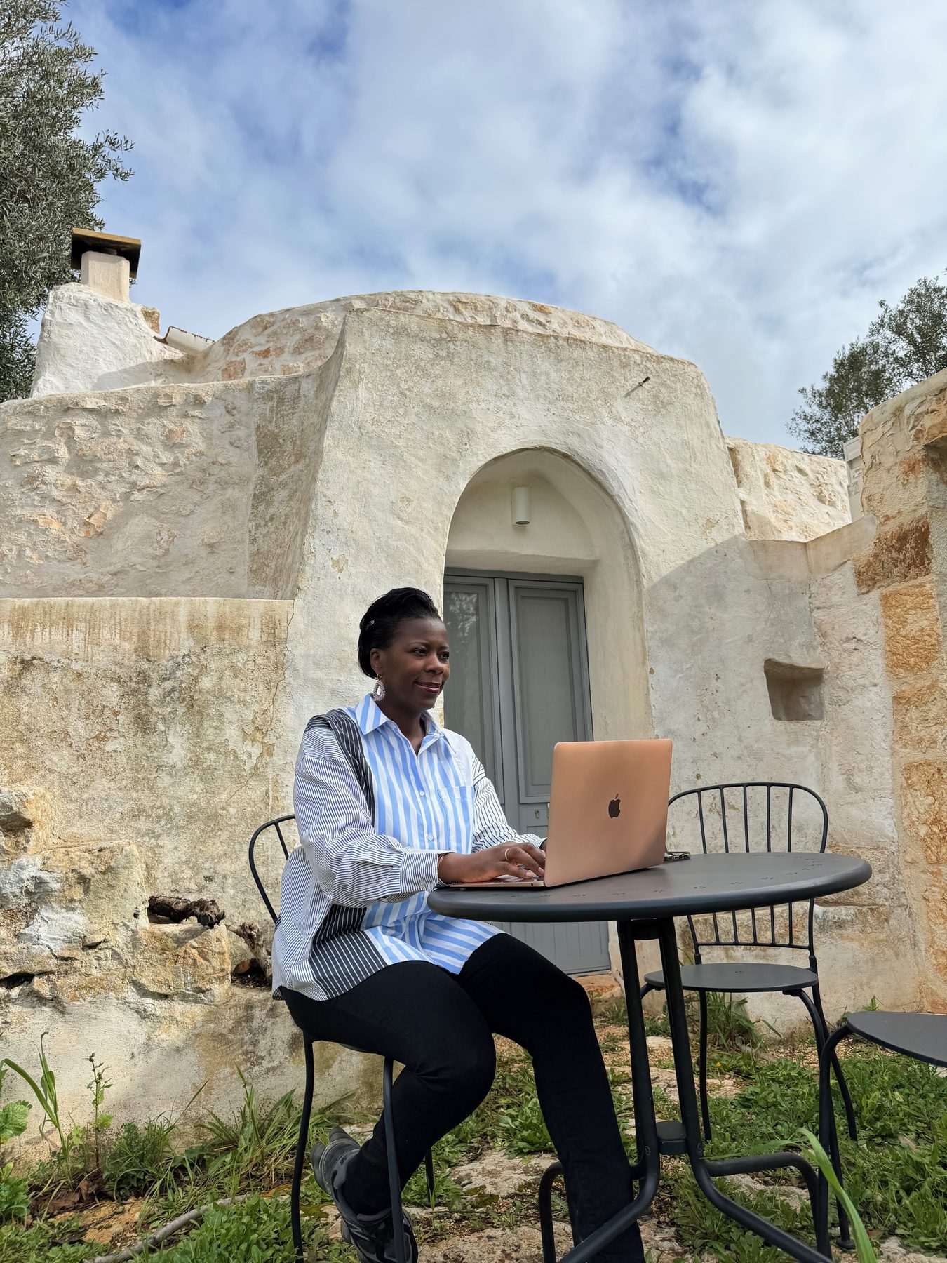 Een deelnemer werkt buiten aan haar boek bij een trullo in Puglia.