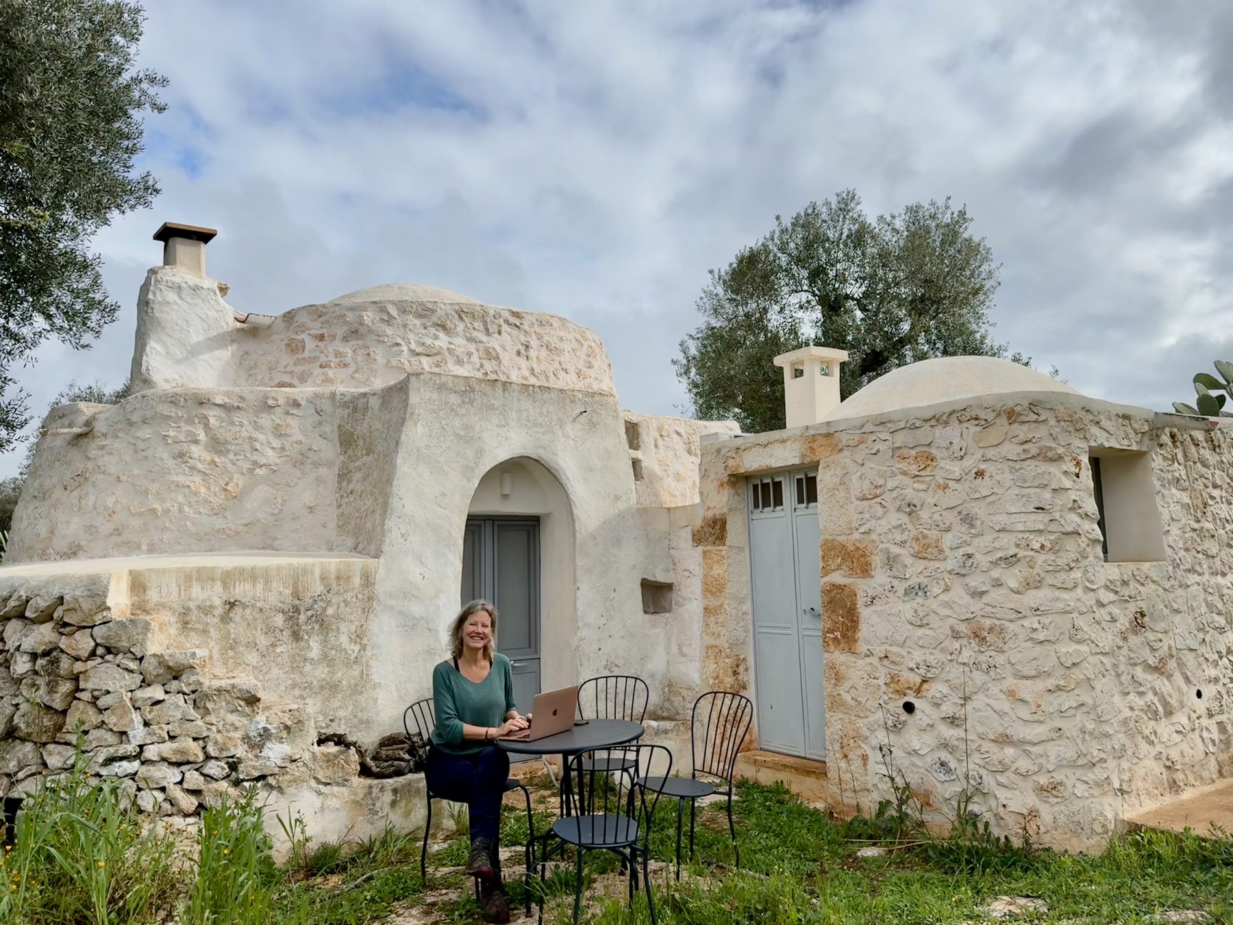 Buiten schrijven bij een karakteristieke trullo in Puglia.