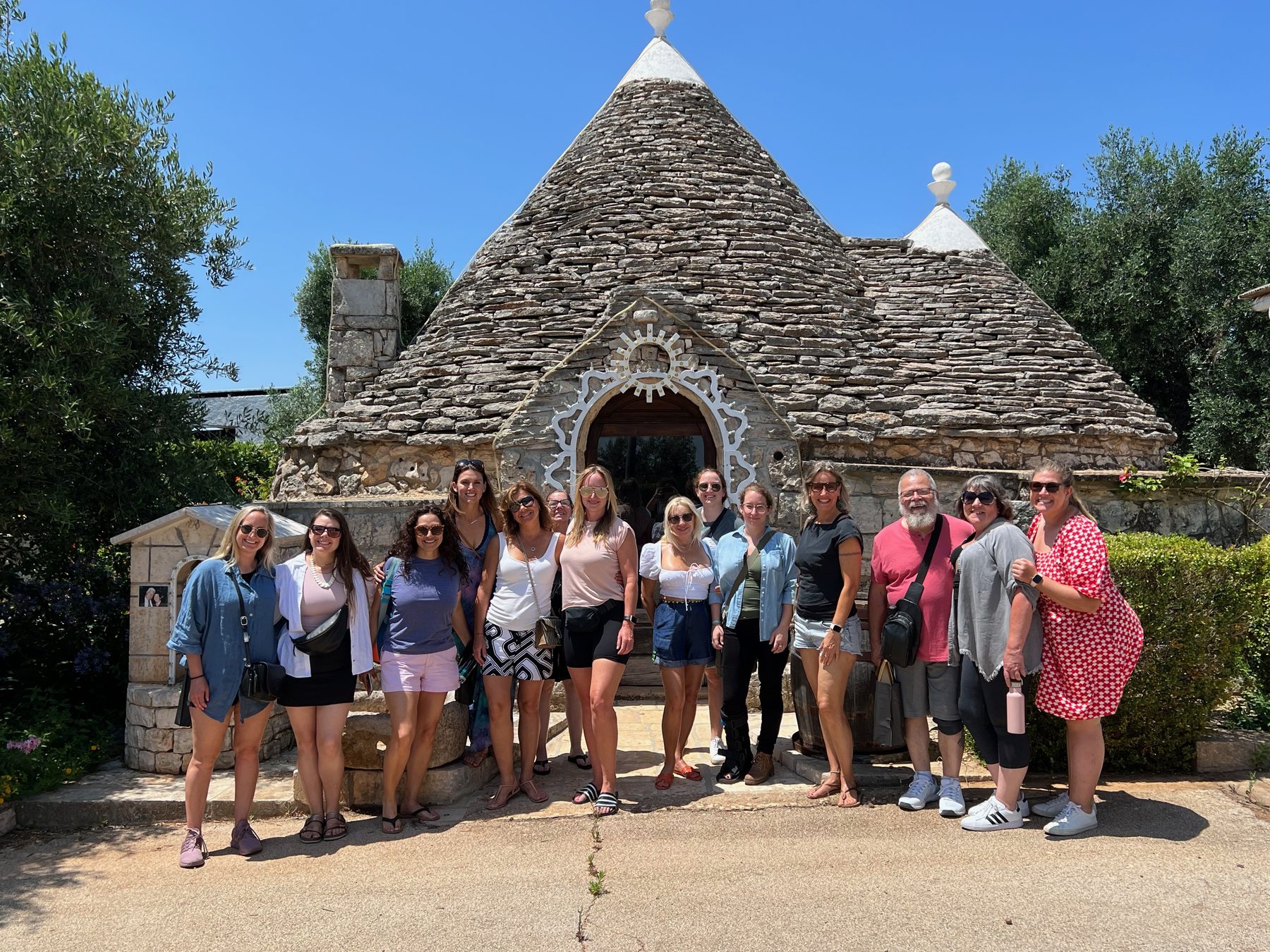 Deelnemers aan de schrijfweek tijdens een excursie langs de trulli.