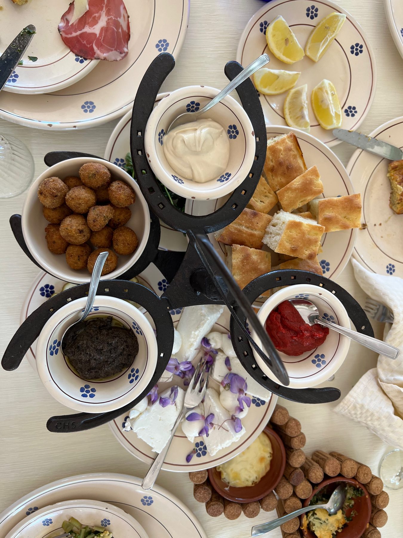 Een tafel vol regionale specialiteiten uit Puglia.