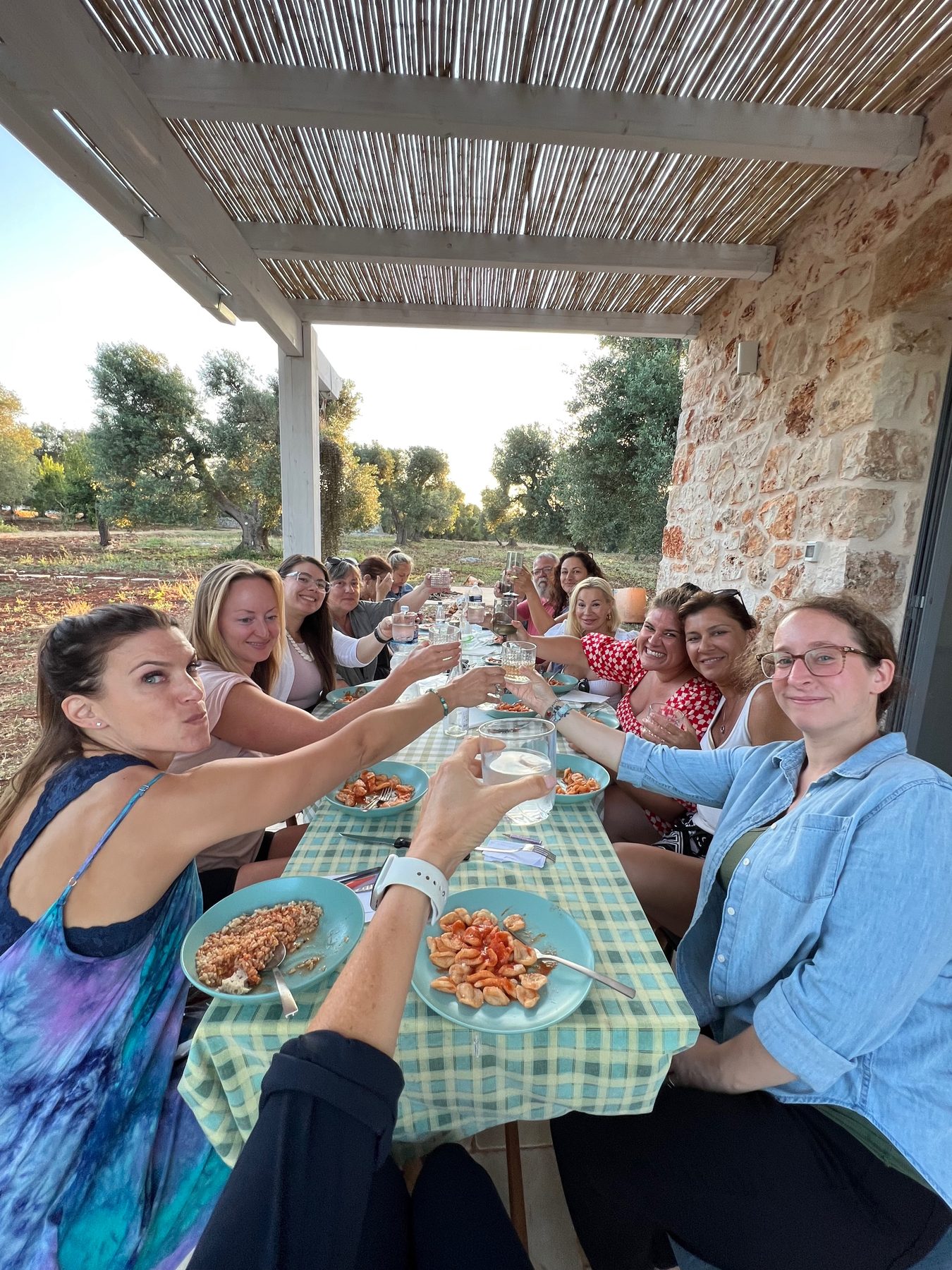 Samen genieten van een Italiaanse maaltijd tijdens de schrijfweek.