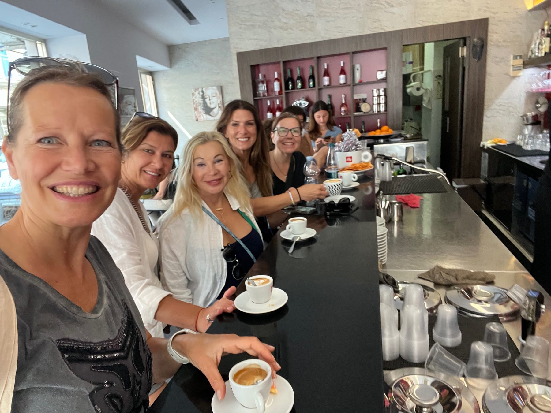 Deelnemers drinken samen Italiaanse koffie aan de bar in Ceglie Messapica.
