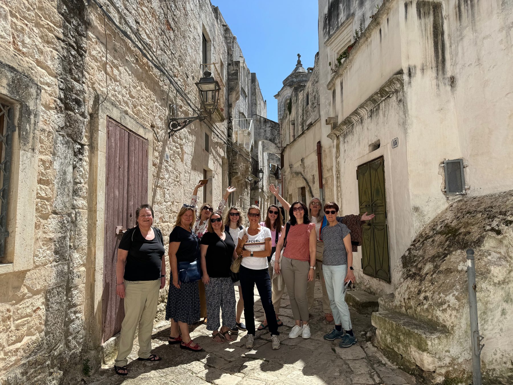 Deelnemers ontdekken tijdens een excursie de sfeervolle straatjes van Puglia.