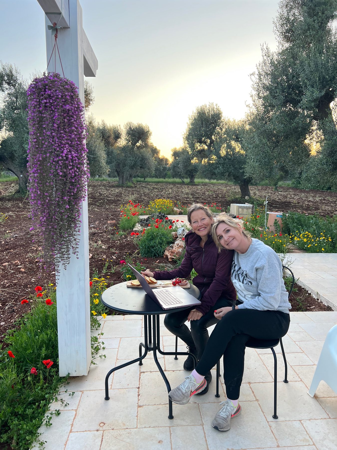 Persoonlijke schrijfbegeleiding op een zonnig terras in Puglia.
