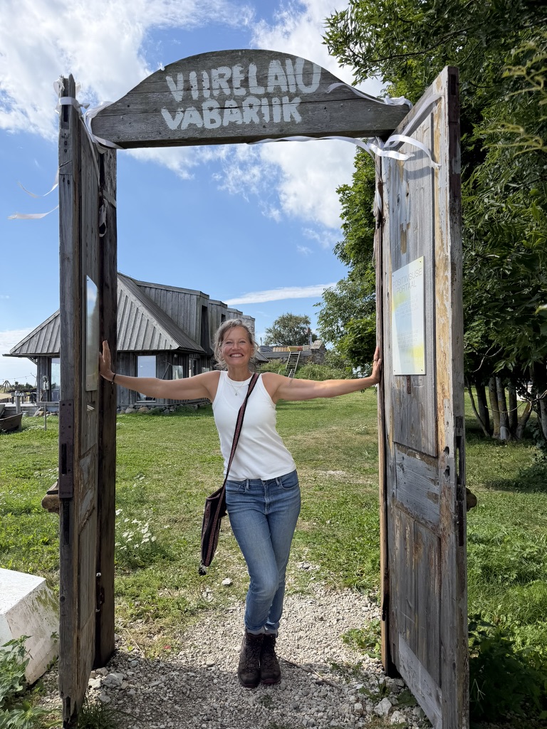 The Surrender Experiment – welcome Esther welcomes you at the entrance to Viirelaid island in Estonia