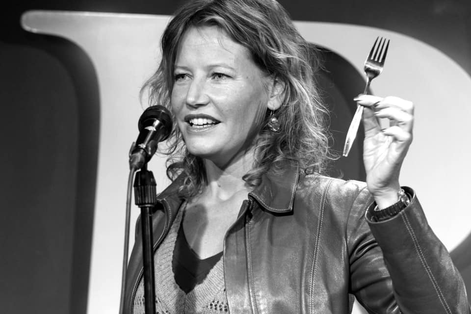 Esther Jacobs vertelt een verhaal op het podium tijdens UNSCRIPTED