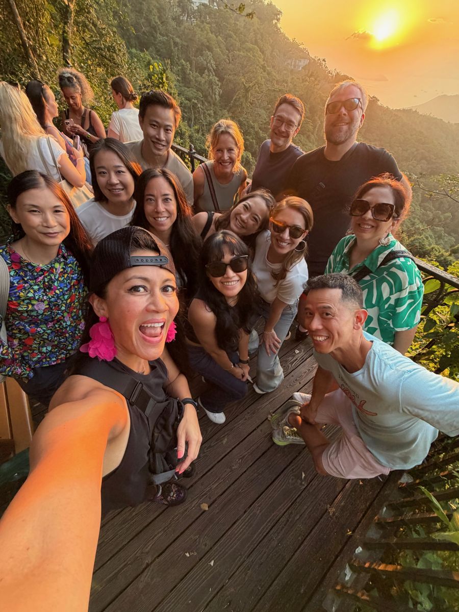 Esther en vrienden bij zonsondergang op Victoria Peak Esther en vrienden bij zonsondergang op Victoria Peak