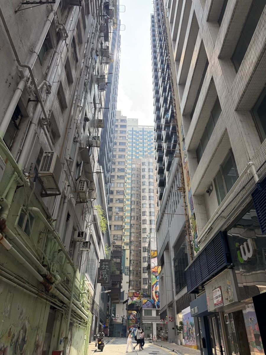 Smalle straat tussen hoge gebouwen in Hongkong Smalle straat tussen hoge gebouwen in Hongkong