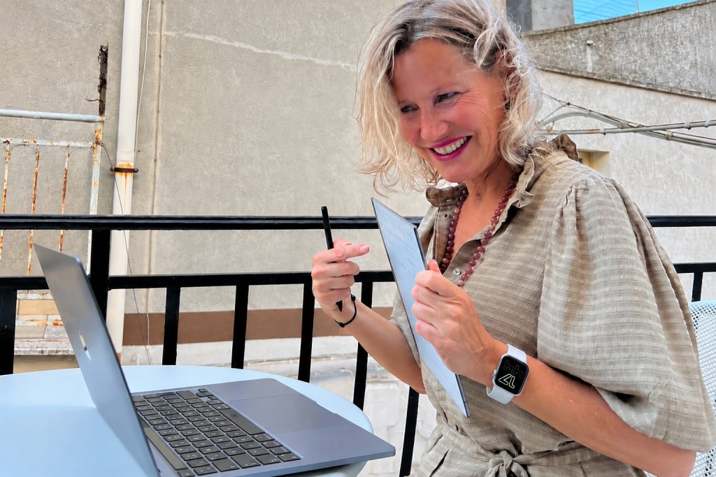 Esther Jacobs in Puglia – oktober 2026 Esther Jacobs with her laptop, pen and notes in Puglia